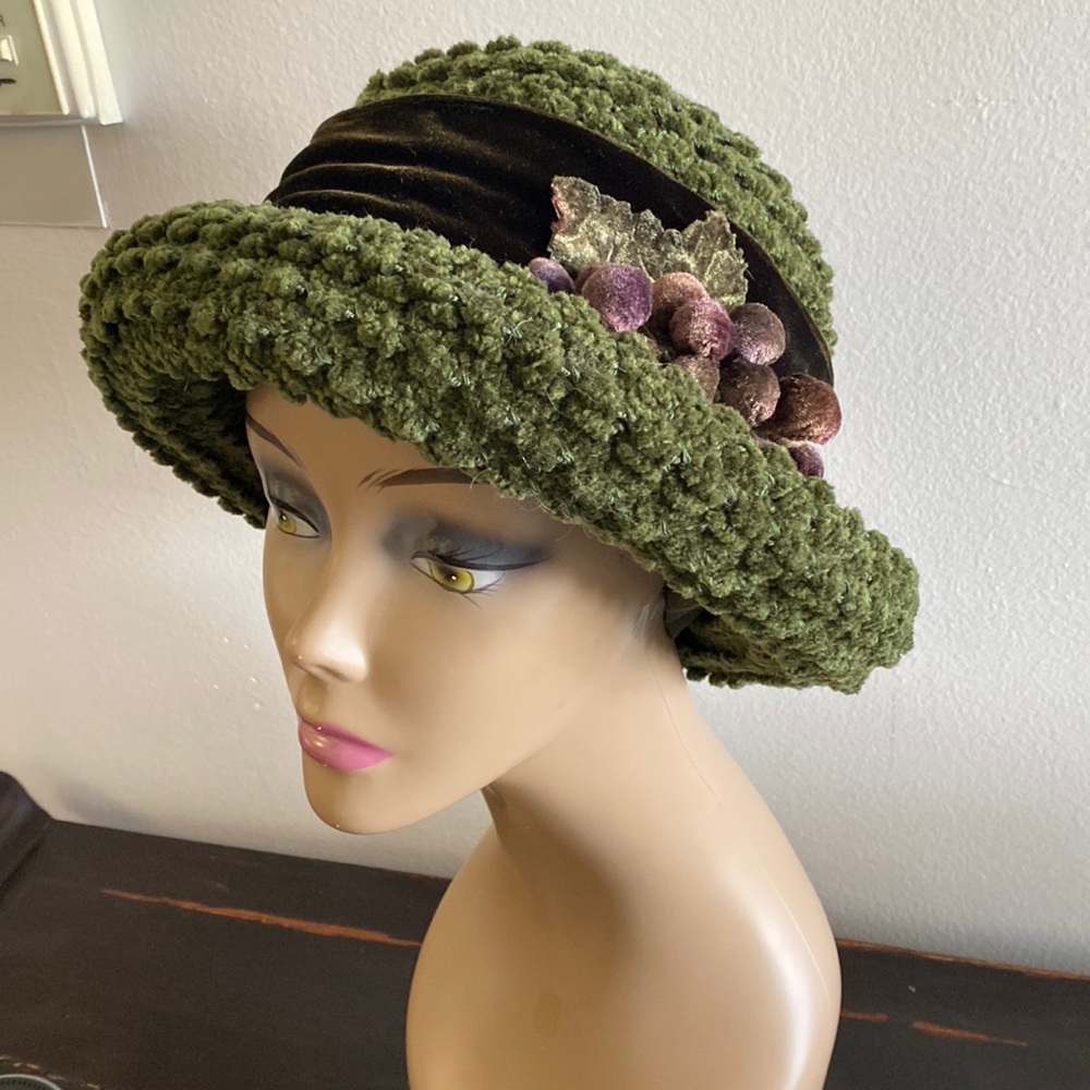 Gorgeous vintage hat with brim band green